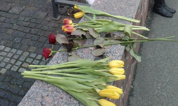 Киевляне несут цветы к посольству Бельгии