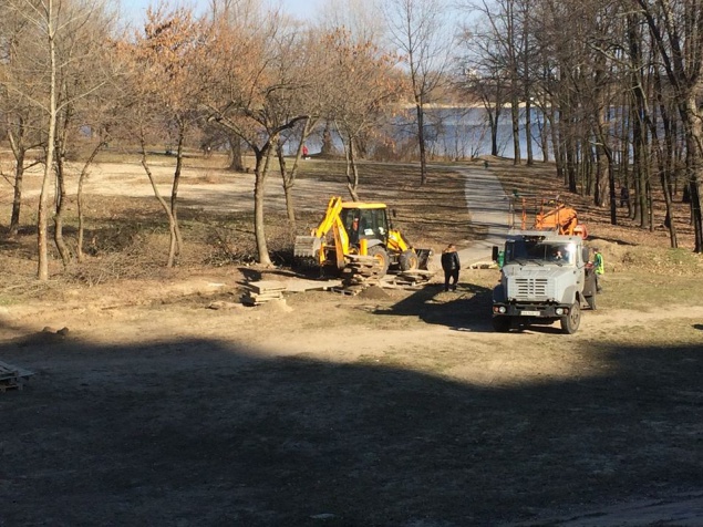 В парке “Наталка” в Киеве ремонтируют дорожки