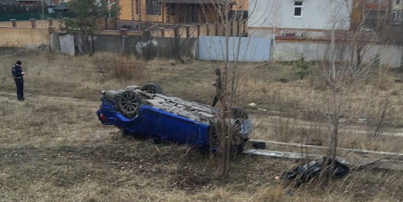 В Киеве иномарка “влетела” в остановку: один человек погиб, двое – госпитализированы (+фото, видео)