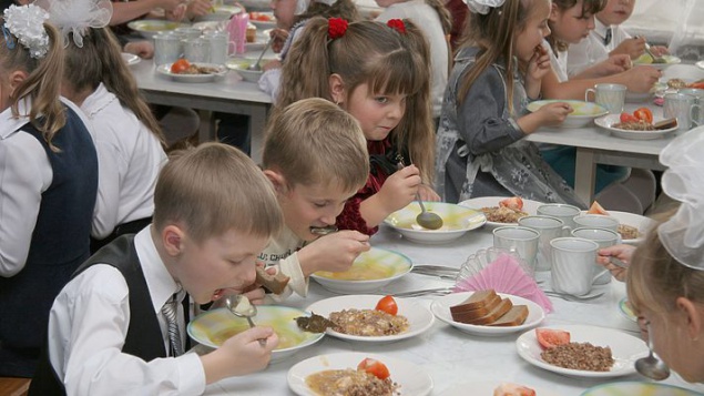В КГГА намерены увеличить бюджет на завтраки школьников