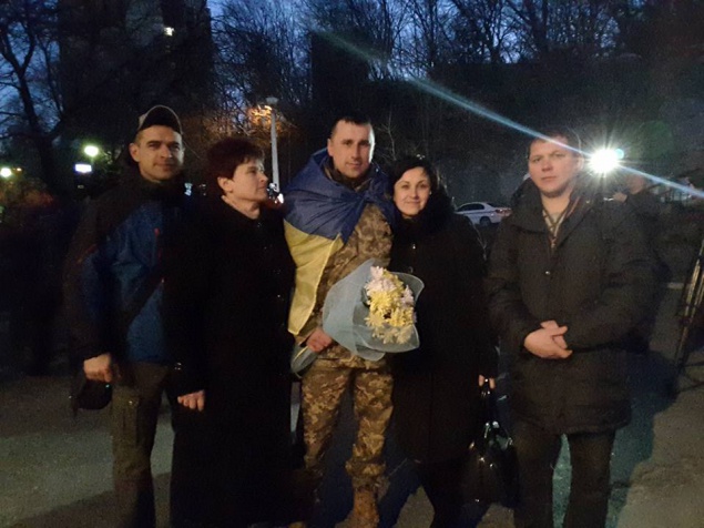 В Киев прибыли освобожденные из плена террористов украинские военные