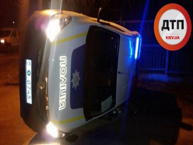 Пьяный водитель протаранил полицейский автомобиль под Киевом
