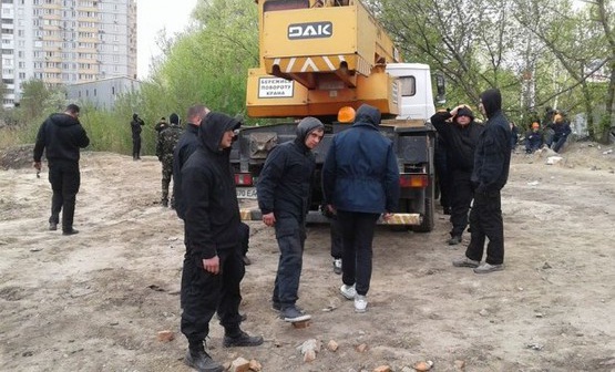Каждый застройщик Киева держит свою армию “титушек”, — активисты