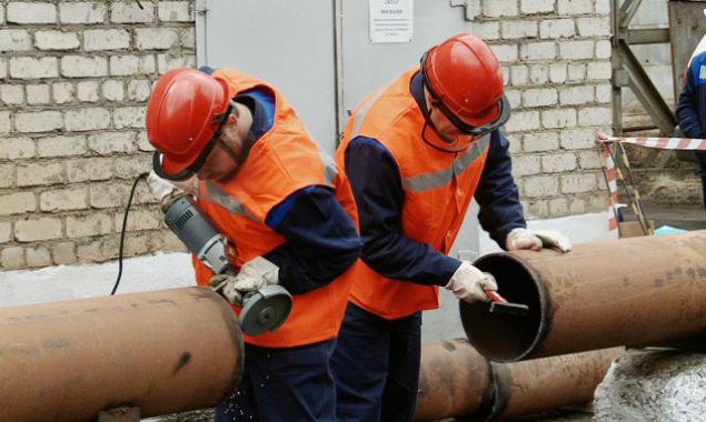 Из-за ремонта теплосети в Киеве без горячей воды остались почти 800 потребителей