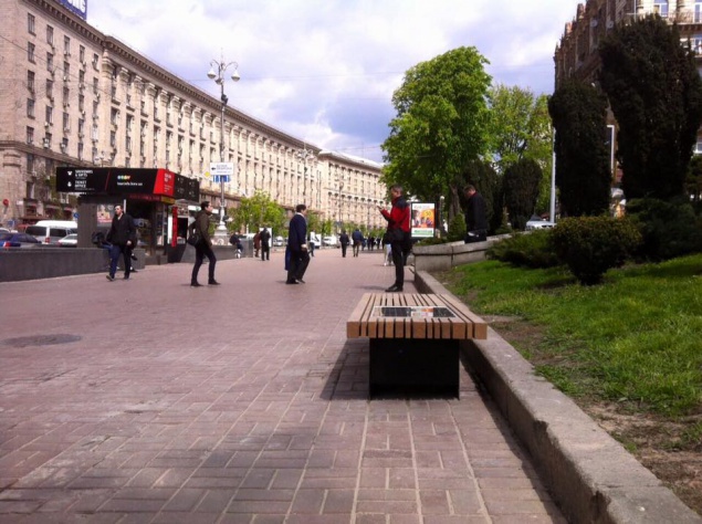 В Киеве появилась “умная” лавочка (фото)
