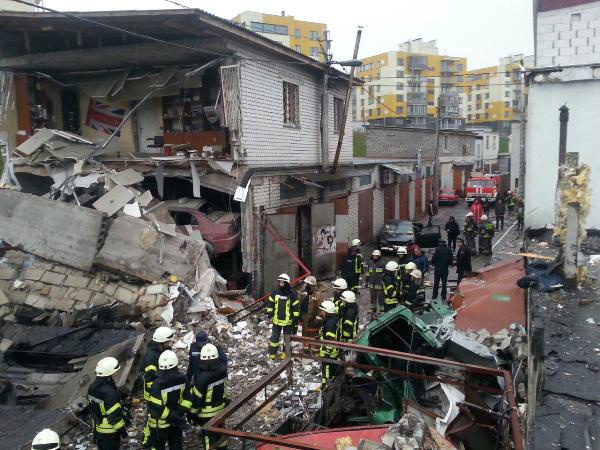 Взрыв в Киеве: один погибший и пять разрушенных гаражей (фото)