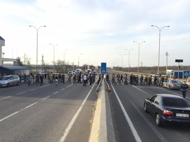 Активисты перекрыли трассу Киев-Одесса