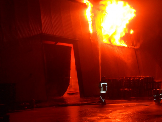 В поселке Большая Дымерка 77 человек тушили пожар на складе