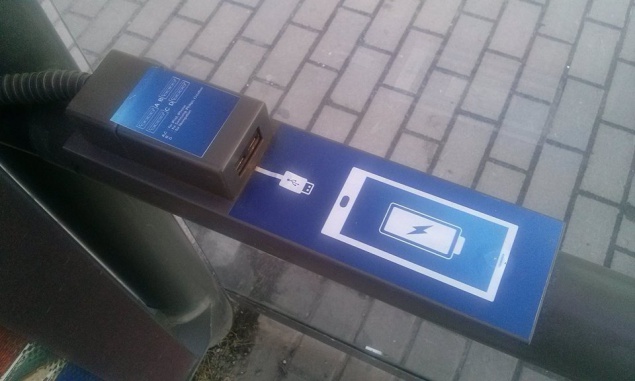 Киевляне остались недовольны инновационными остановками общественного транспорта (+фото)