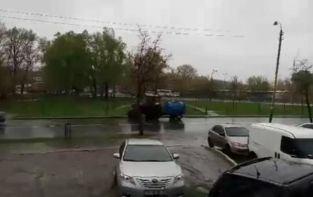 Мало воды: столичные коммунальщики поливают деревья во время дождя (+видео)