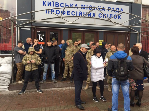 Новый скандал возле Дома профсоюзов в Киеве: коммунальщикам не дают оградить аварийное здание