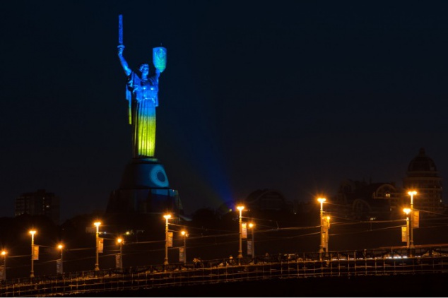 Киевляне просят “декоммунизировать” монумент Родина-мать и мост Патона