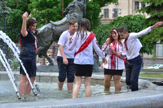 Киевские выпускники в День последнего звонка искупались в фонтанах на Майдане (фото)