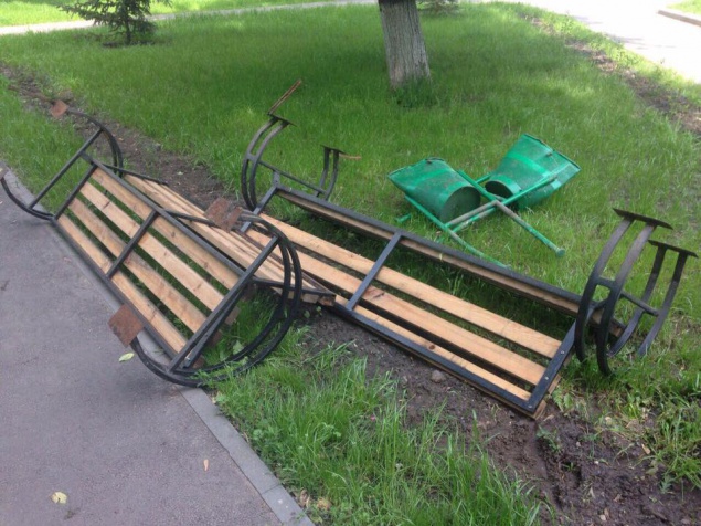 На Оболони в Киеве вандалы вырвали скамейки вместе с асфальтом (фото)