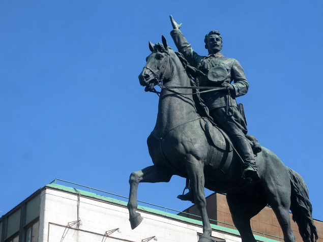 Киевляне просят президента Порошенко поменять статую Щорса на Петлюру или Скоропадского