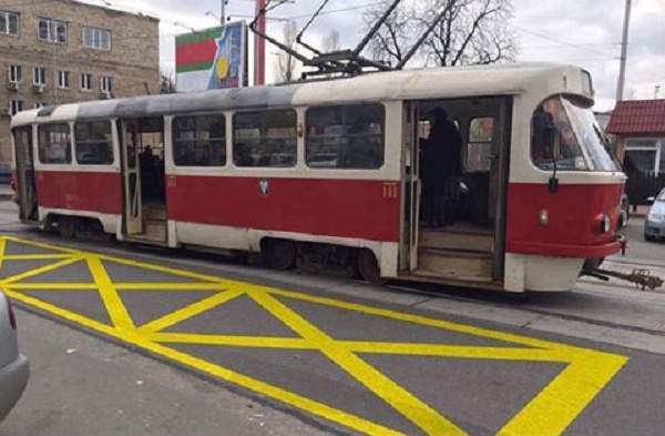 В Киеве появятся новые разметки трамвайных остановок