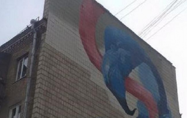 Экзотическая птица украсит дом в центре Киева