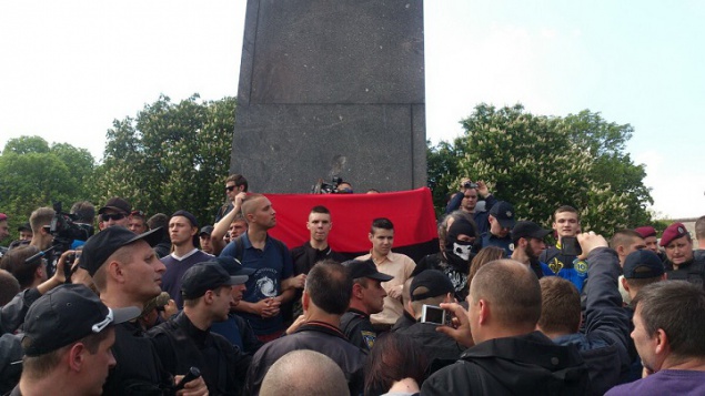 В Киеве “Правый сектор” устроил провокацию возле Вечного огня (фото)