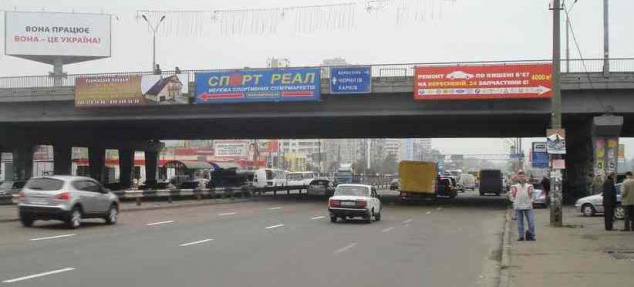 С киевских мостов убрали самовольно размещенную рекламу