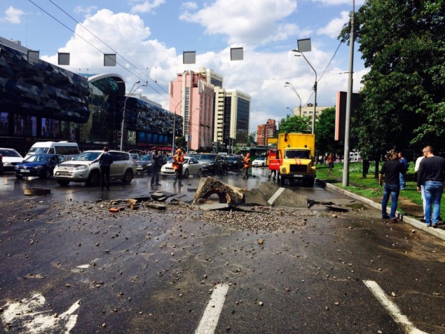 Названы причины и сроки устранения аварии возле Ocean Plaza в Киеве