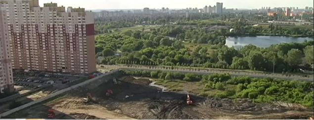Застройщики засыпали озеро на Позняках: киевлянам пришлось спасать утят (видео)