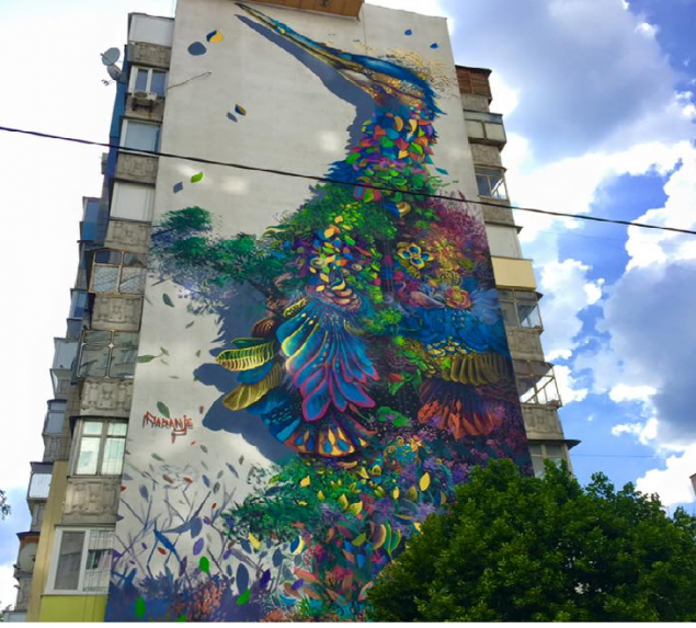 На проспекте Бажана в Киеве появилась сказочная птица от американца (фото)