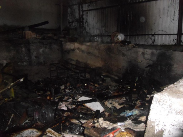 Пожар в Киеве полностью уничтожил хозяйственное сооружение