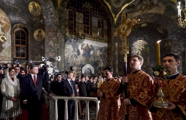 В Пасхальную ночь Президент Порошенко помолился cначала во Владимирском соборе, а потом - в Лавре (фото)