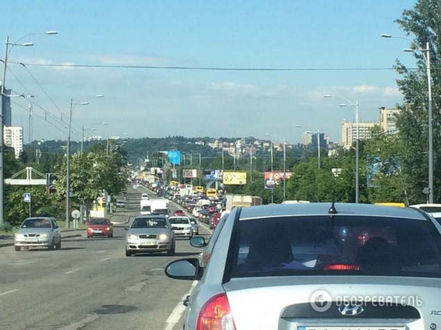 Три аварии парализовали движение по мосту Патона в Киеве (фото)