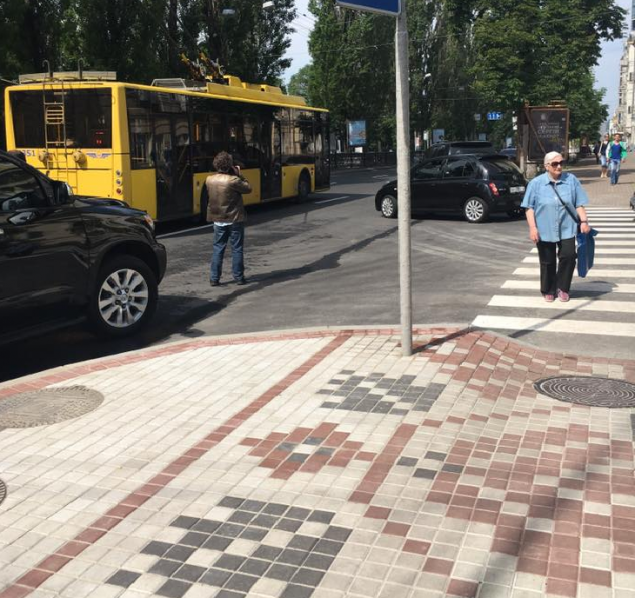 В Киеве открыли обновленный бульвар Шевченко с тротуаром-вышиванкой (фото)