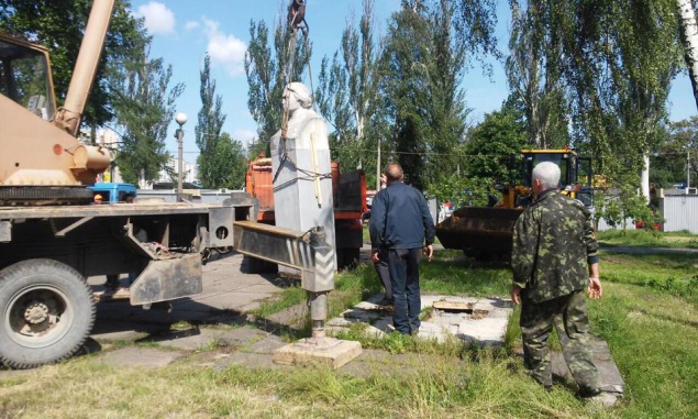В Киеве на Дарнице демонтируют памятник Крупской (фото)