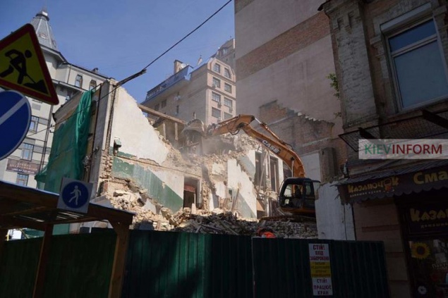 В центре Киева застройщик сносит 100-летнее здание (фото, видео)