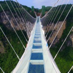 В Китае появился самый длинный стеклянный мост в мире (фото)