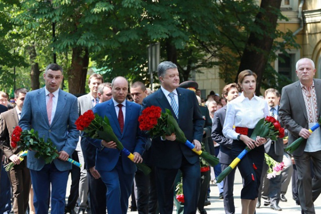 В Киеве прошло возложение цветов в честь Дня Конституции (фото)