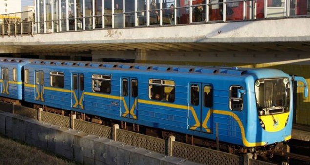 На метро “Черниговская” в Киеве отремонтируют пол