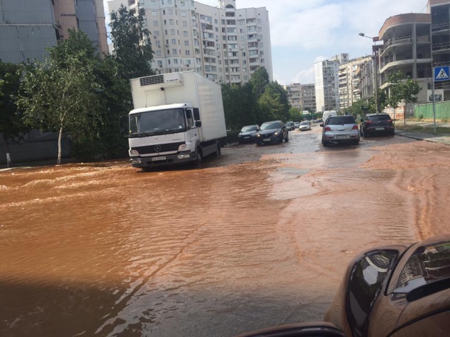 На Позняках в Киеве прорвало канализацию: в месте аварии провалился асфальт (фото)