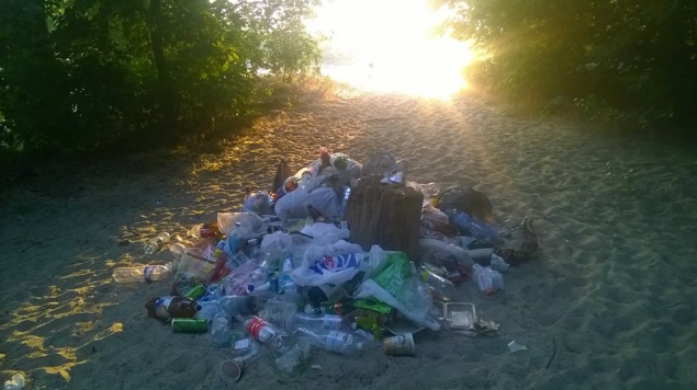 Киевляне жалуются на горы мусора в Гидропарке (фото)