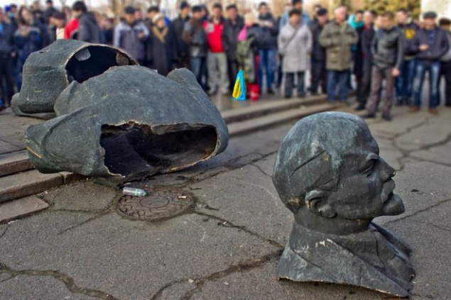 Киевские власти не хотят демонтировать все памятники тоталитарных времен