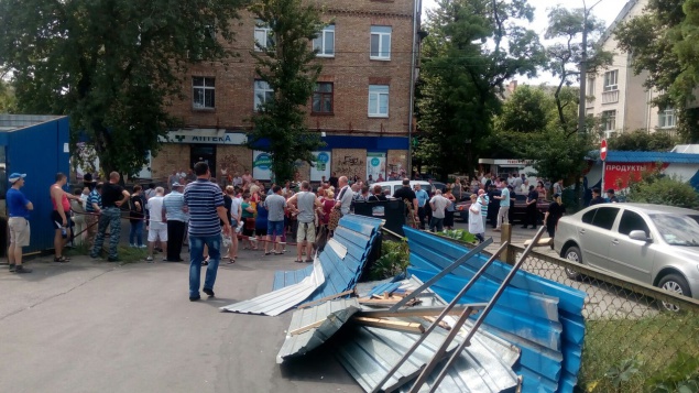 Продавцы перекрыли дорогу возле рынка “Дарница” в Киеве (фото)
