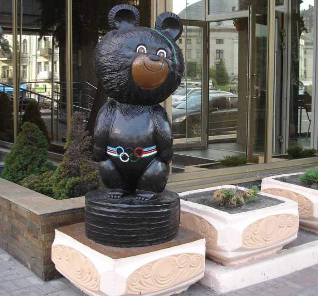 В Киеве вандалы разбили скульптуру Олимпийского мишки