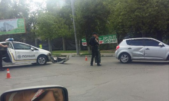 В Киеве патрульный автомобиль полиции протаранил легковушку (фото)