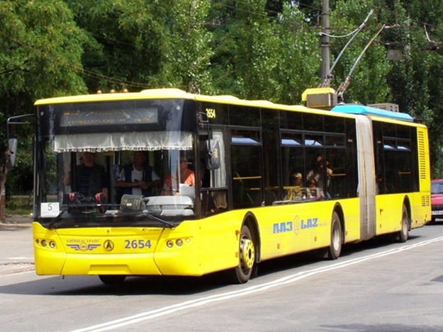 У трех троллейбусов в Киеве появилась новая обязательная остановка