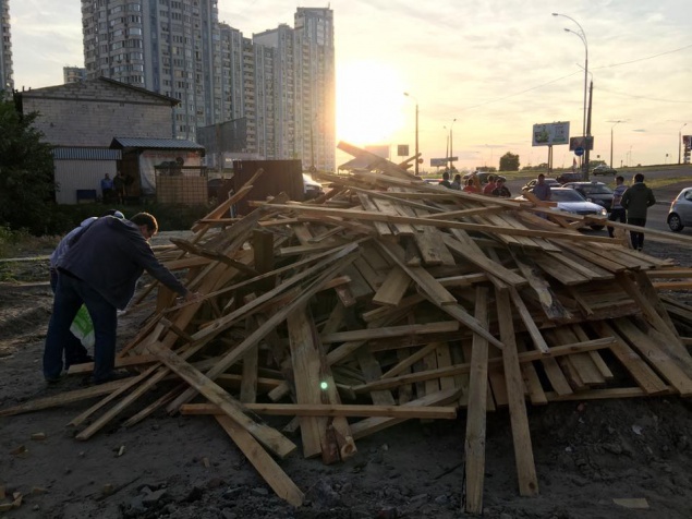 На Осокорках киевляне сожгли строительный забор (фото)
