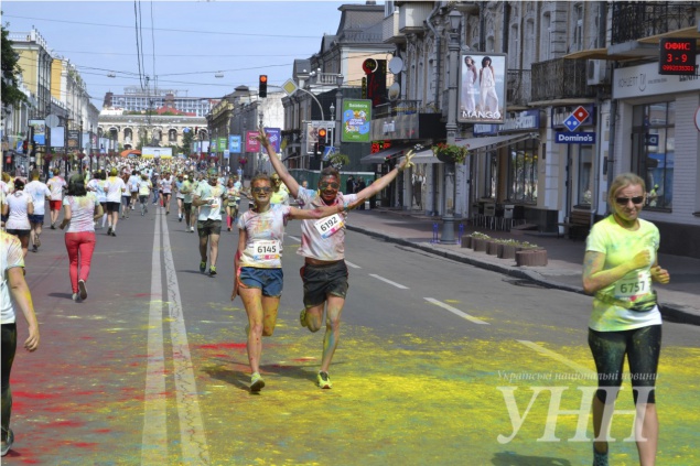 “Цветной пробег” собрал 1,5 тыс. участников в Киеве (фото)