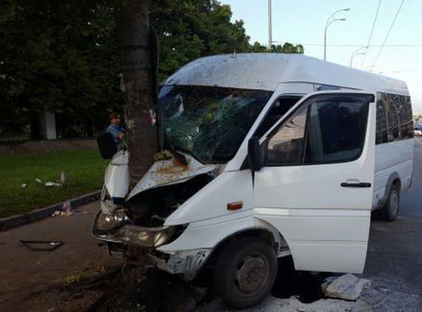 В Киеве маршрутка врезалась в столб: есть пострадавшие (фото)