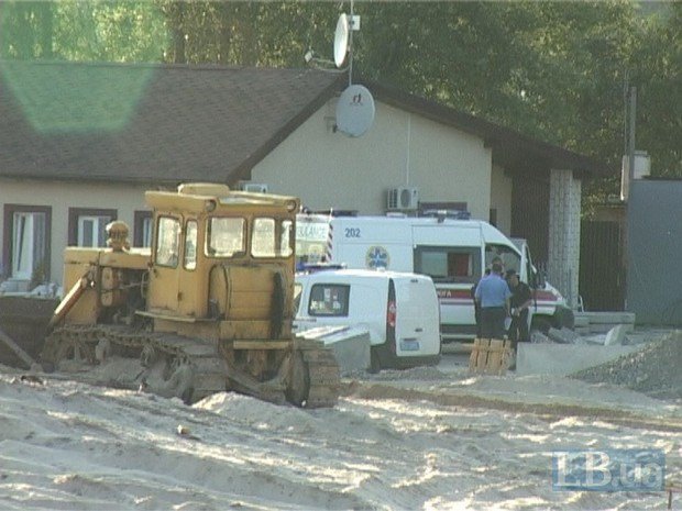 Строительная плита задавила насмерть рабочего в киевском яхт-клубе