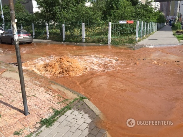 Из-за аварии трубопровода затопило часть улицы на Осокорках в Киеве (фото)