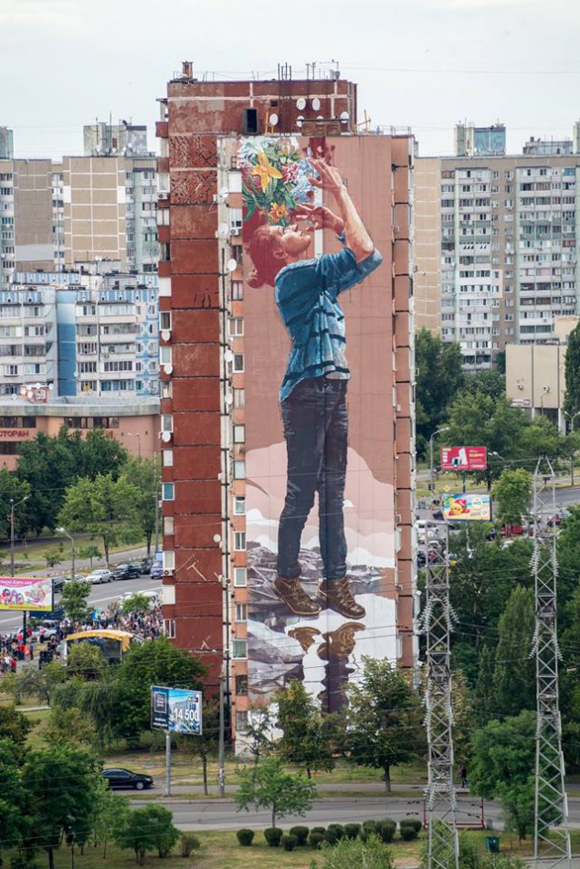 В Киеве появился 17-этажный мурал с изображением девушки с цветами