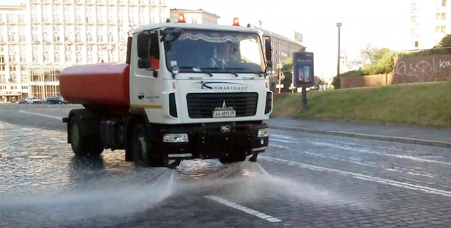 В Киеве снова усиленно поливают дороги из-за жары (фото)