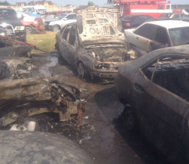 В Киево-Святошинском районе на штрафплощадке сгорели шесть автомобилей